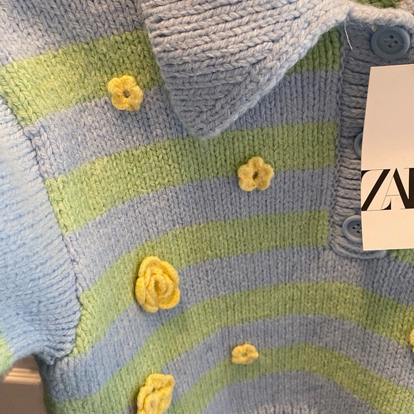 NWT 🏷️ beautiful jacquard Zara sweater with cute flower details. - Picture 4 of 5